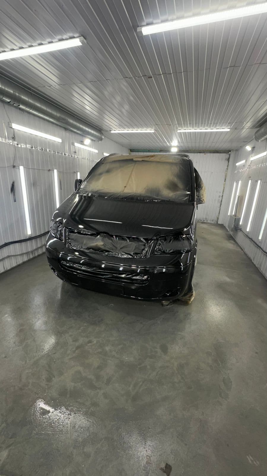 VW Multivan -- чёрный, другой ракурс