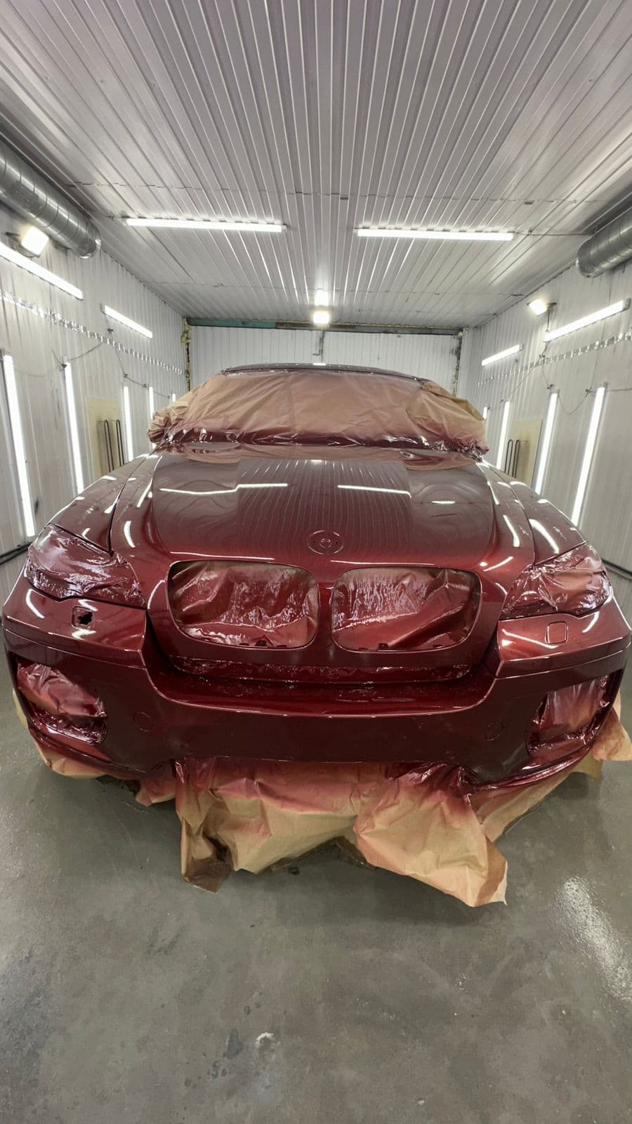 BMW 3 Series -- тёмно-красный кэнди, вид сзади